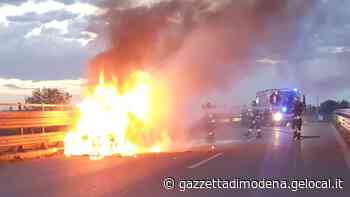 Modena Auto in fiamme lungo la tangenziale Tratto chiuso e traffico deviato - La Gazzetta di Modena