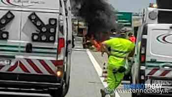 Auto distrutta dalle fiamme mentre è in marcia a Volvera: chiuso parte del raccordo autostradale - TorinoToday