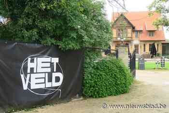 Black Box Revelation en Compact Disk Dummies spelen tussen de mais op Het Veld