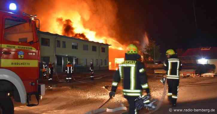 Feuer zerstört Werkshalle in Niederbayern: Millionenschaden