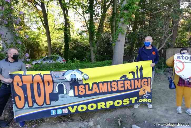 Voorpost - met beruchte spandoek - naar Schotense school: “Halal wordt hier verplicht”
