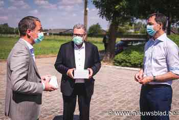 deSter zet tekst van stadsdichter op verpakking mondmaskers