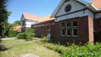 Oud gemeentehuis en schooltje Broekom staat te koop - Het Belang van Limburg