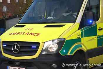 Auto en scootmobiel rijden op elkaar