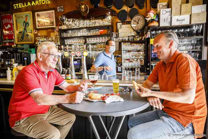 Stamgasten Den Engel zitten binnen, ondanks de zon: “Dat babbelt gemakkelijker. En uw pint blijft langer koud”