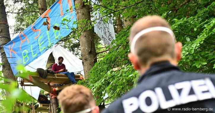 Baumbesetzer demonstrieren gegen Rodung in Wald nahe München