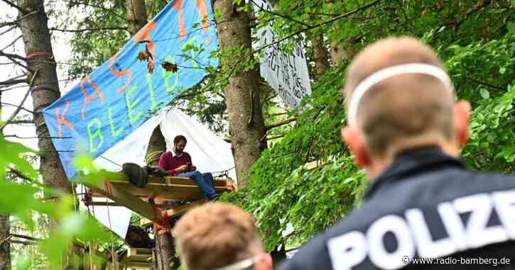 Polizei räumt Baumbesetzung gegen Waldrodung bei München