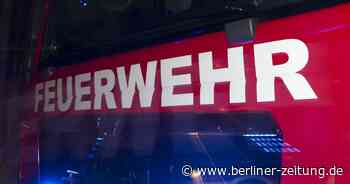 Rigaer Straße: Müllcontainer brennt, Feuerwehr mit Steinen beworfen - Berliner Zeitung