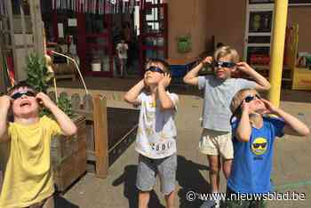 Leerlingen De Bijenkorf turen naar zonsverduistering