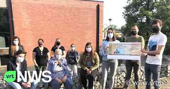 Jeugdraad Riemst overhandigt cheque van 1.000 euro aan Sociaal Huis: "Om kansarme kinderen te ondersteunen" - VRT NWS