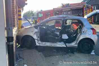 Vrouw in levensgevaar na botsing met bestelwagen in Riemst: bestuurder vlucht weg - Het Nieuwsblad