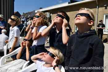 Jong en oud kijken naar zonsverduistering: “Alsof een muis een hapje uit een bol kaas nam”