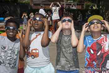 Een hap uit de zon op de speelplaats