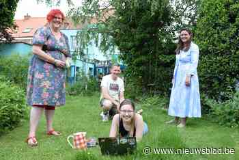 Voetbadje, taart van de dag en fris water: ‘blokmama’ Inge verwent studenten in haar tuin