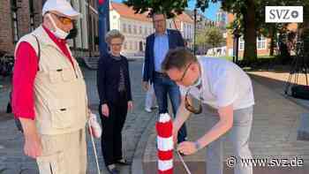 Sehbehindertentag in Parchim: Pollermützen-Aktion findet auch beim Bürgermeister Gehör | svz.de - svz – Schweriner Volkszeitung