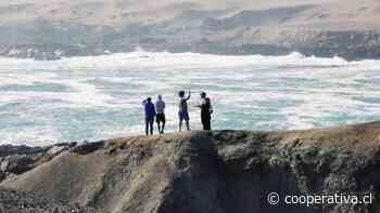 Hombre desapareció tras ser arrastrado por una ola al sur de Iquique