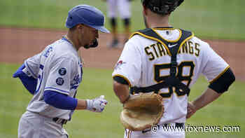 Betts homers, Urias picks up 9th win as Dodgers top Pirates