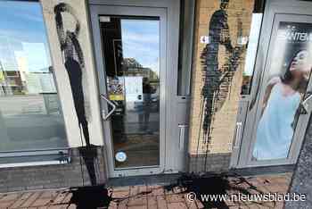 Vandalen bekladden handelszaken in Bocholt met zwarte pek - Het Nieuwsblad