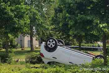 Auto gaat over de kop en belandt in parkje - Gazet van Antwerpen