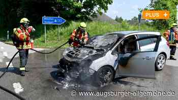 Auto geht bei Oberelchingen während der Fahrt in Flammen auf