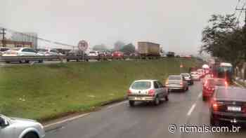Trânsito na PR-445 fica lento após acidente envolvendo ambulância, em Londrina - RIC Mais
