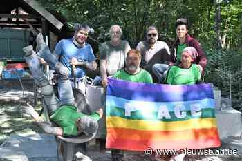 Internationale beeldhouwers maken kunst in Karrenmuseum