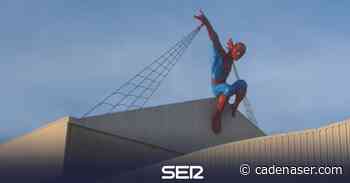 ¿Qué hace un Spiderman gigante en el techo de una nave industrial de Daimús? - Cadena SER