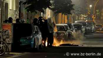 Rigaer Straße: Feuerwehr von Chaoten mit Steinen beworfen - B.Z. Berlin