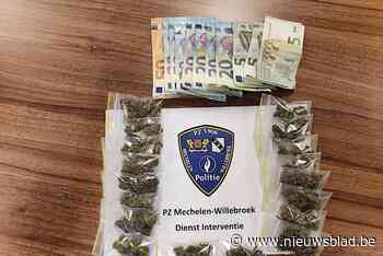 Fietsteam betrapt twintiger die zak met cannabis dropt achter flatgebouw