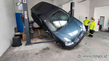 Schwieriger FF-Einsatz - Pkw stürzte in Neunkirchen von Hebebühne - NÖN.at