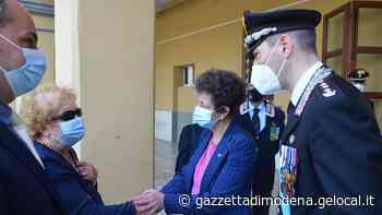 Modena L’abbraccio dei carabinieri nel giorno di festa alla mamma di Massimiliano Tona - La Gazzetta di Modena