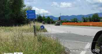 “L'incrocio dello svincolo Rieti ovest coperto dall'erba” - Rieti Life