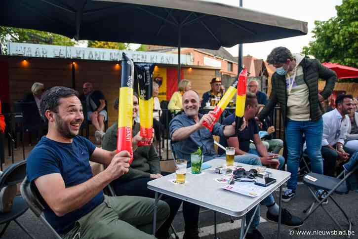 Vol terras Kafee Spek viert overwinning Duivels