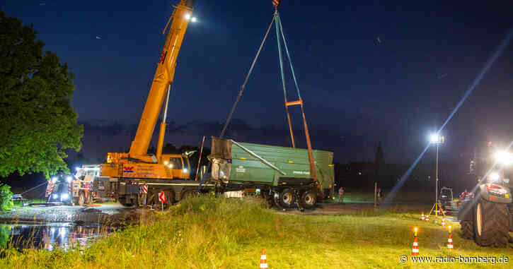 Ungewöhnlicher Wasserrettungseinsatz: Traktor rollt rückwärts in den Main!