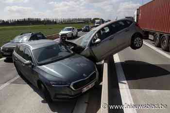 Spectaculair ongeval op E34: met auto op middenberm na botsing