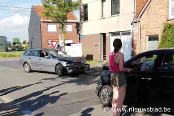 Bestuurder gewond na frontale botsing<BR />