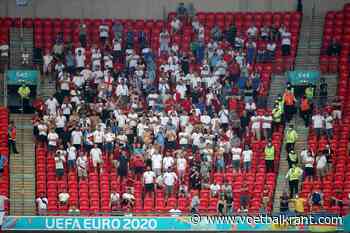 Engelse fan zwaargewond afgevoerd na val tribune Wembley
