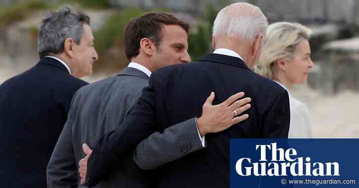 Emmanuel Macron and Joe Biden share a moment after G7 leaders' photo – video