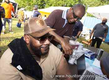 Mayor Sylvester Turner spent Saturday bar hopping to increase Houston’s vaccination rate - Houston Chronicle