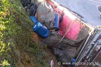 Caminhão carregando produtos químicos tomba e interdita a Serra Dona Francisca em Joinville | NSC To - NSC Total