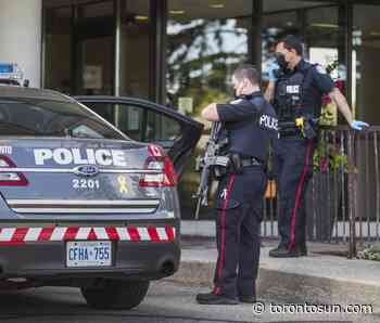 BREAKING: Cops hunt Etobicoke gunman wearing bulletproof vest - Toronto Sun