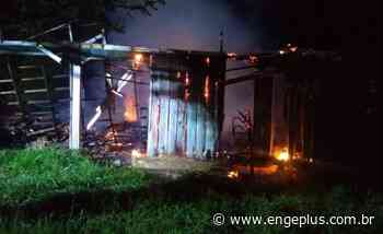 Casa é destruída por incêndio em Imbituba - Engeplus