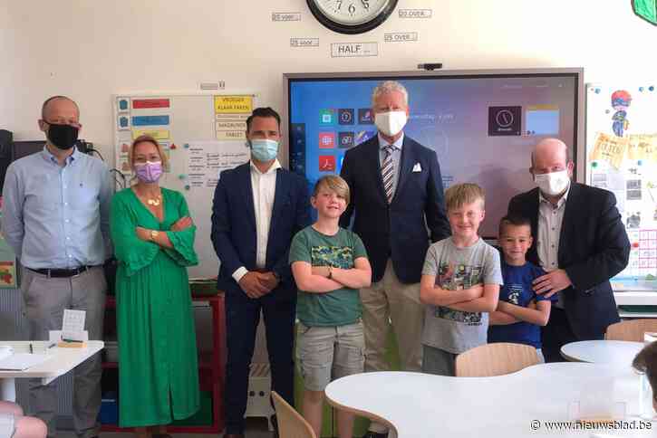 Burgemeester geeft uitleg over afvalbeleid aan leerlingen De Beuk