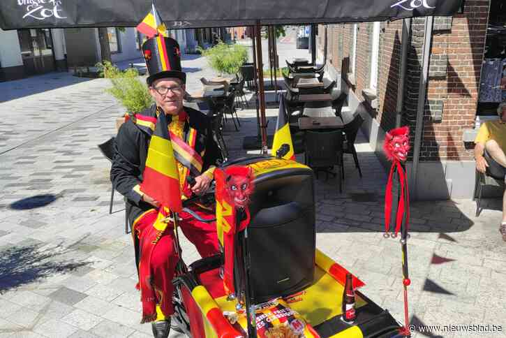 Entertainer trapt met bakfiets al zingend langs Lommelse terrassen met EK-schermen