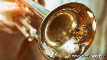 Zona bianca: Samarate festeggia con la banda che suona per il paese • BCC La Voce - La Voce