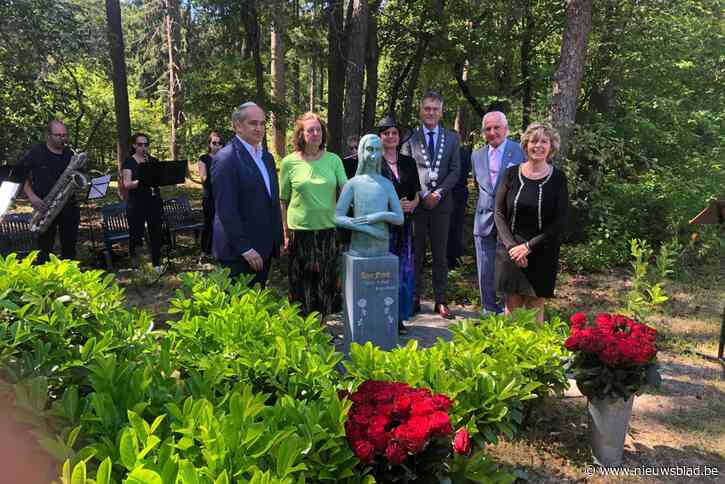 Beeld Anne Frank van Zoerselse kunstenares van tuin Achterhuis naar joodse begraafplaats verhuisd
