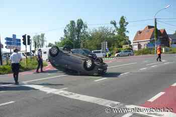 Auto belandt op zijn dak na zijdelingse aanrijding op kruispunt Kruisberg