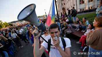 Verbot homosexueller Inhalte: Ungarn demonstrieren gegen Zensurgesetz