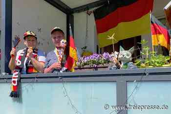 Vor dem ersten EM-Spiel Deutschlands: In Reichenbach halten zwei Frauen die Fahnen hoch - Freie Presse