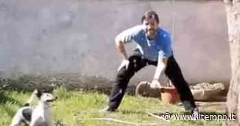Ardea, spuntano i video social di Andrea Pignani. Sorrisi e giochi col cane Argo - Il Tempo